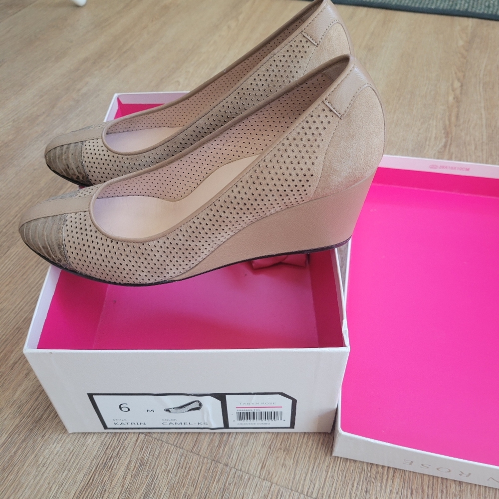 Taryn rose Katrin suede beige pumps